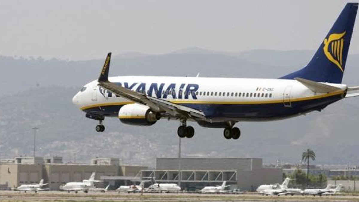 Un avión de Ryanair en El Prat.
