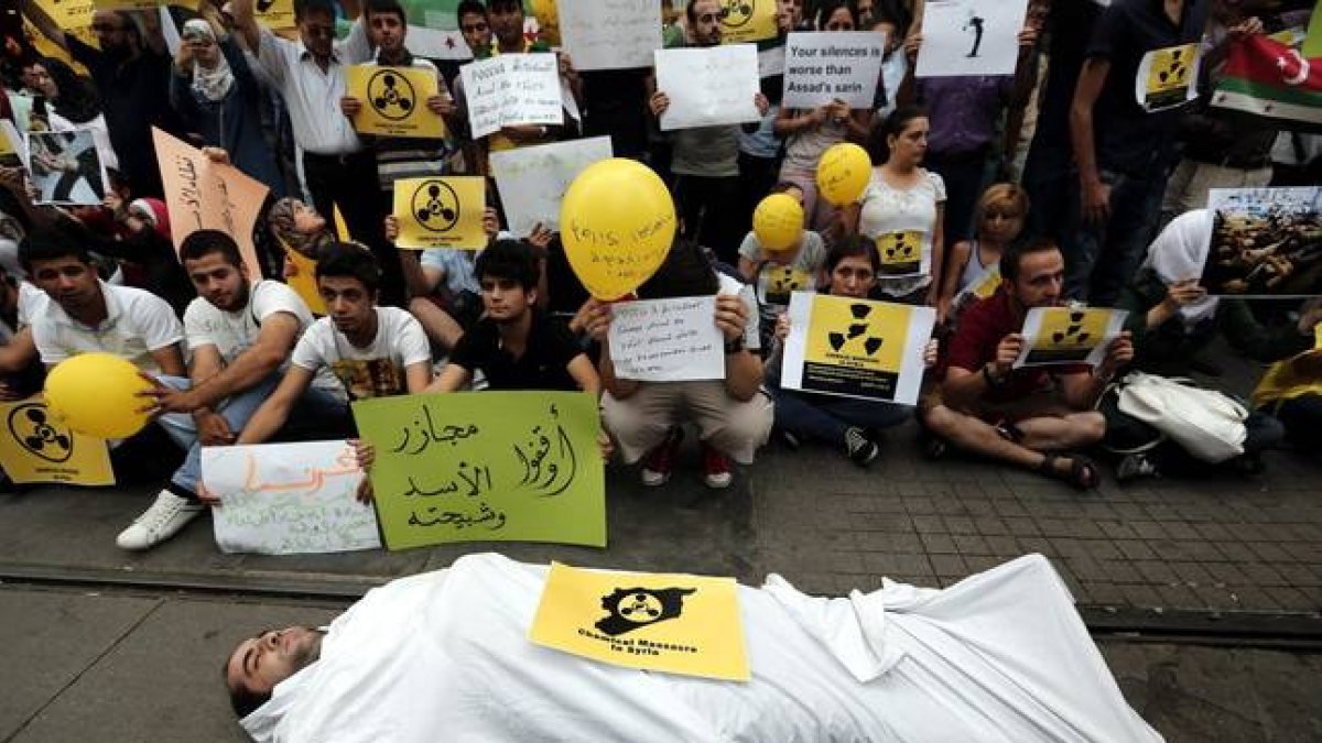 Ciudadanos sirios protestan contra el ataque de armas químicas en Siria frente al consulado ruso en Estambul.