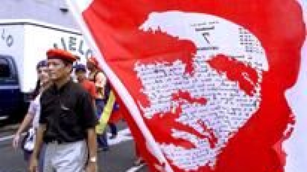 Un grupo de leales a Chávez camina por el centro de Caracas con una imagen de Che Guevara