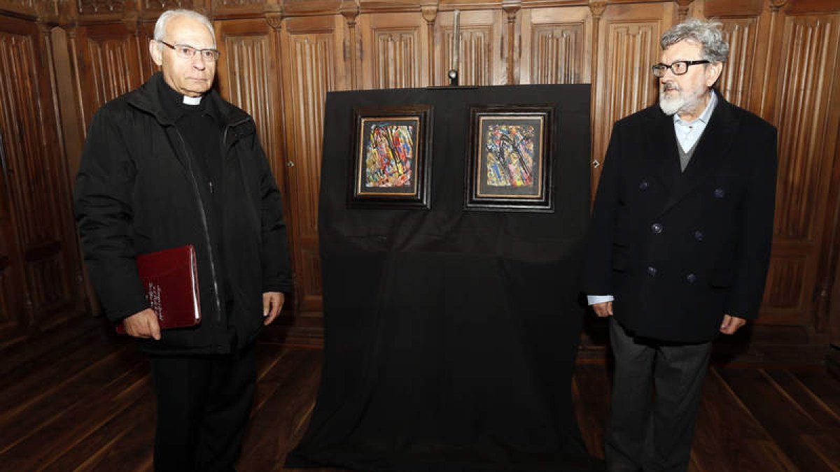 El director del Museo Catedralicio, Máximo Gómez Rascón, y el artista leonés Pablo Gago.
