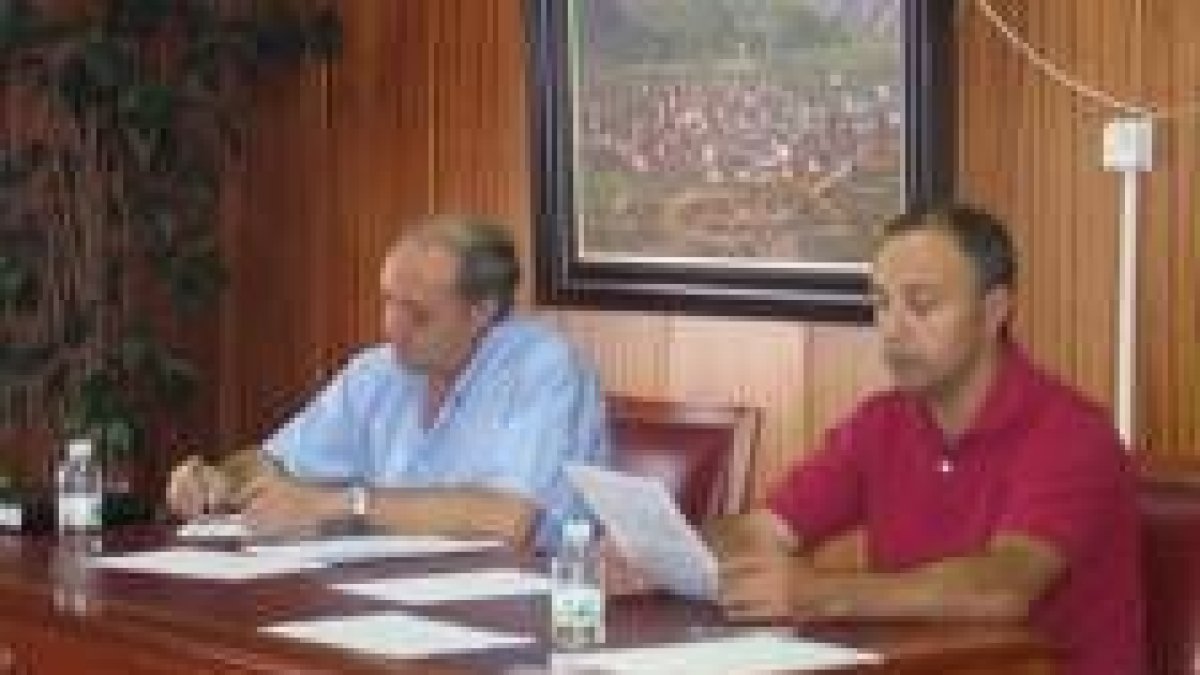 El concejal Berto García, a la derecha, lleva cinco años reivindicando el parador nacional de Riaño