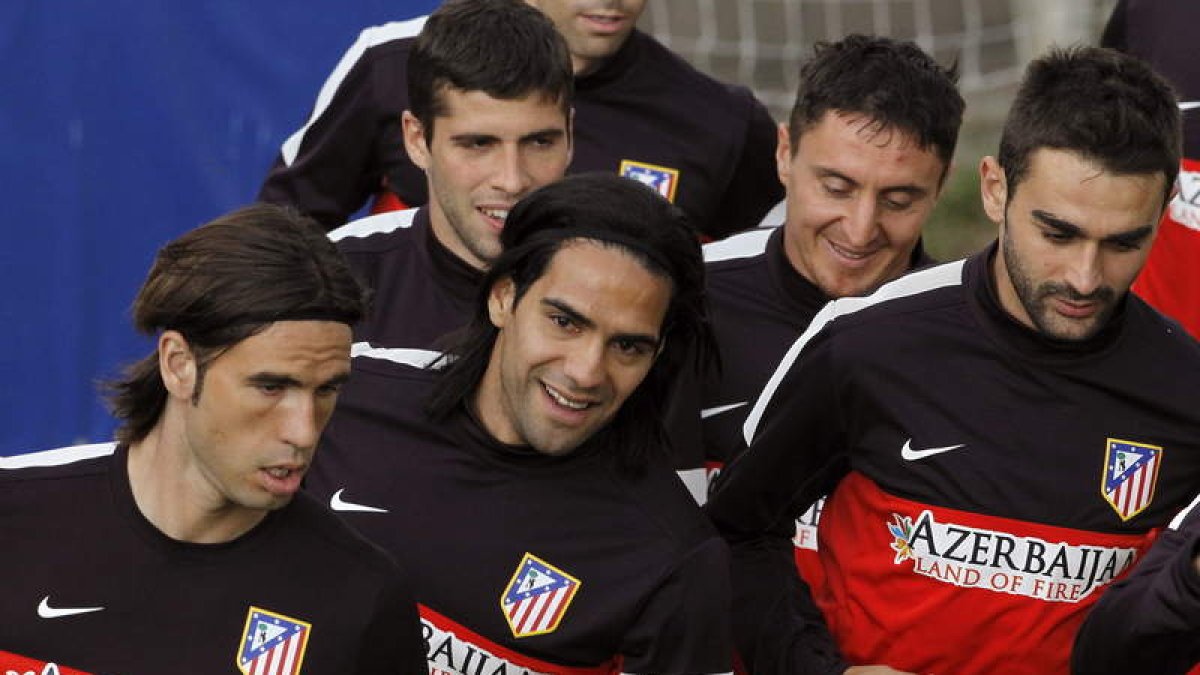 Los jugadores del Atlético de Madrid con Falcao en el centro, no renuncian a nada en la Copa.