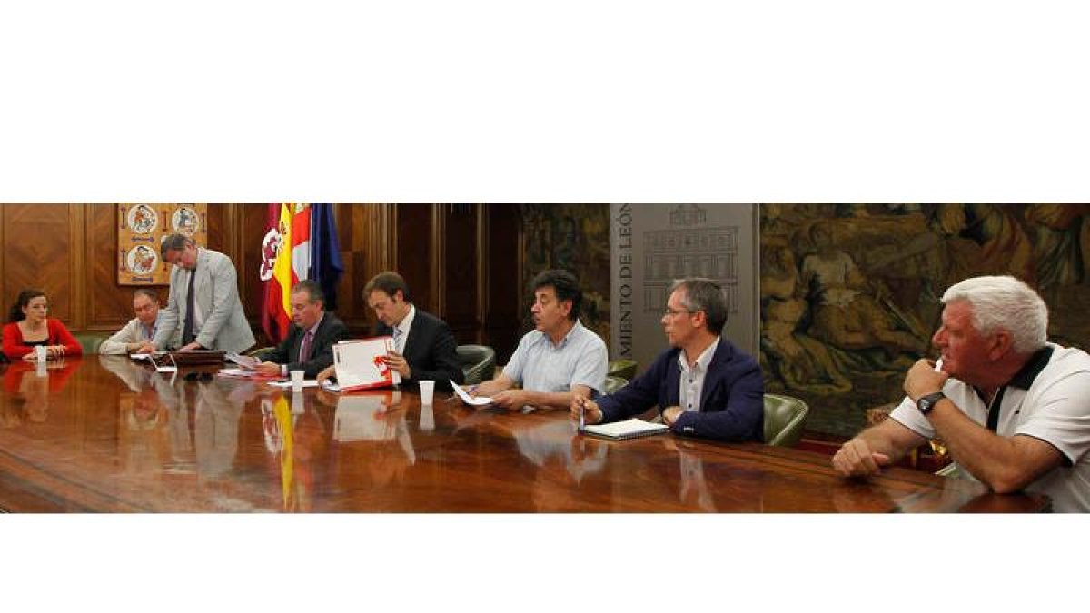 El Consejo de Administración de Baloncesto León, en el inicio de una reunión en la que se certificaban los pasos a dar para la liquidación de la sociedad anónima deportiva.