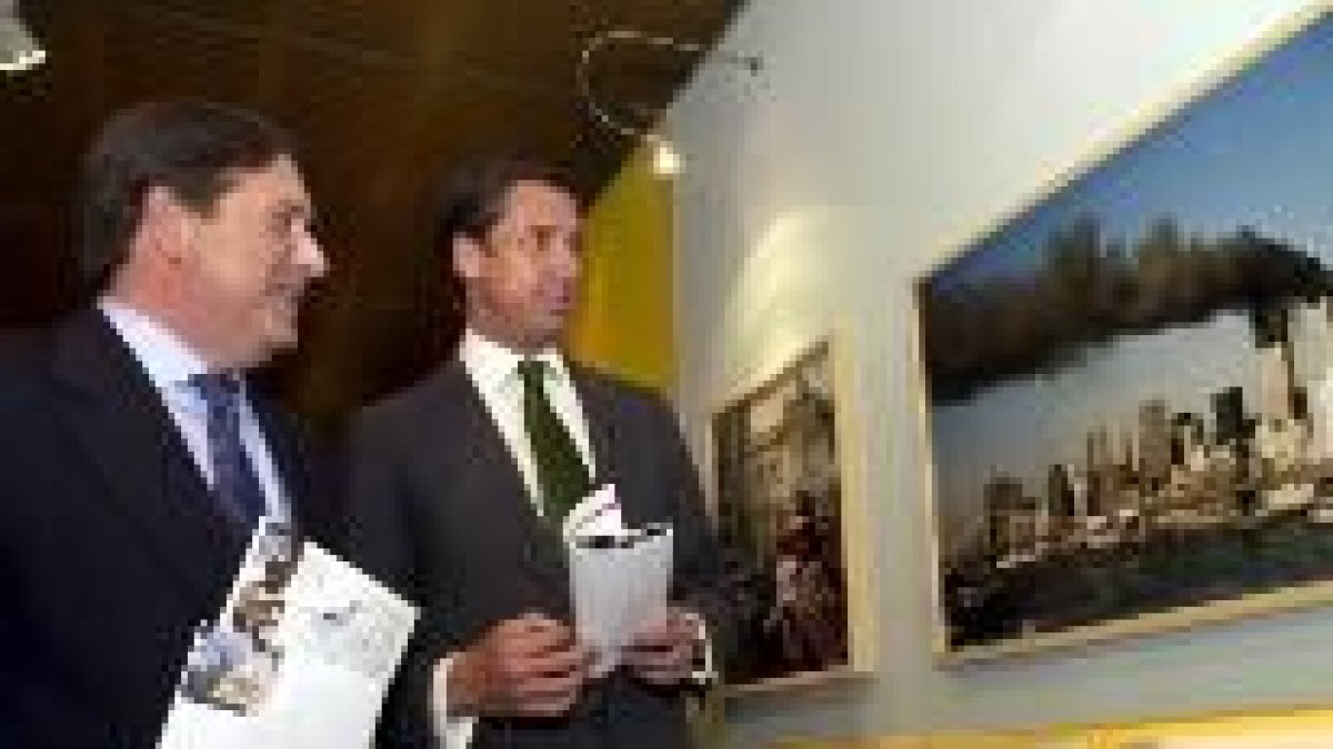 Eduardo Zaplana y José Luis Olivas durante su visita a la exposición «Una ventana al mundo»