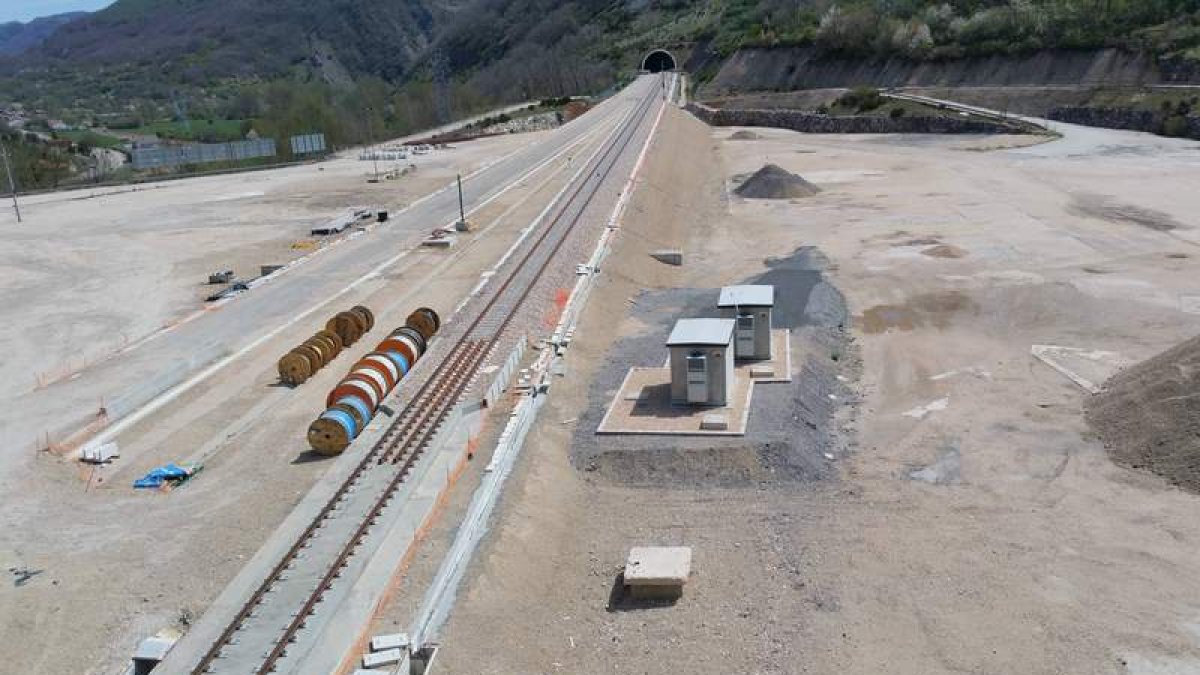 Imagen de la traza ferroviaria para la alta velocidad entre León y Asturias, en el municipio de La Pola de Gordón. MASF