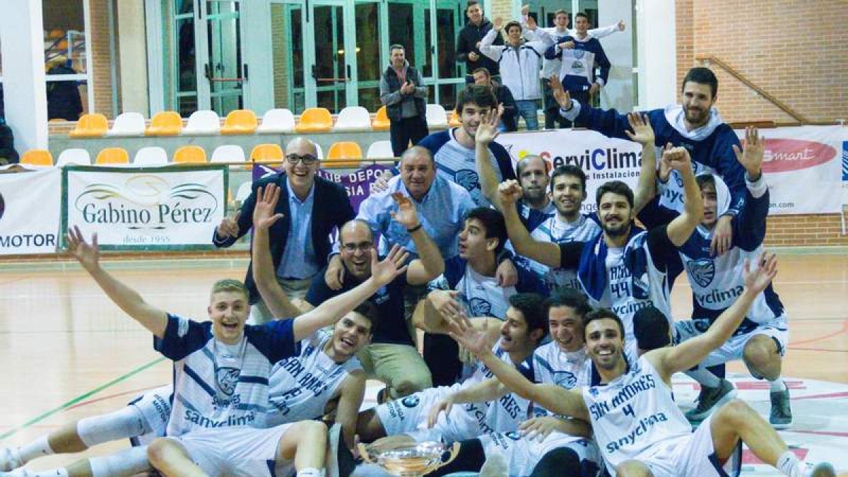 Jugadores, cuerpo técnico y directiva del Sanyclima San Andrés celebran su título de Copa. RAÚL QUIJADA