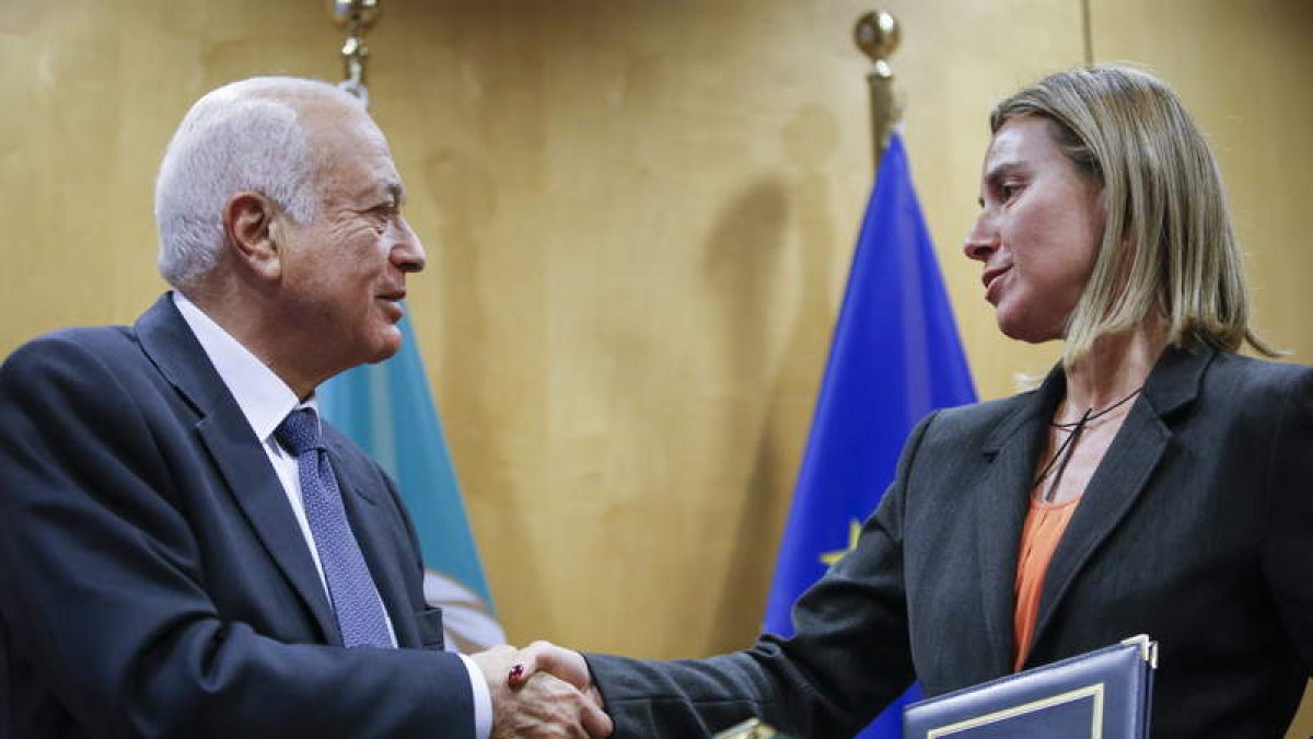 Mogherini intercambia documentos con el secretario general de la Liga Árabe, Nabil al Arabi.