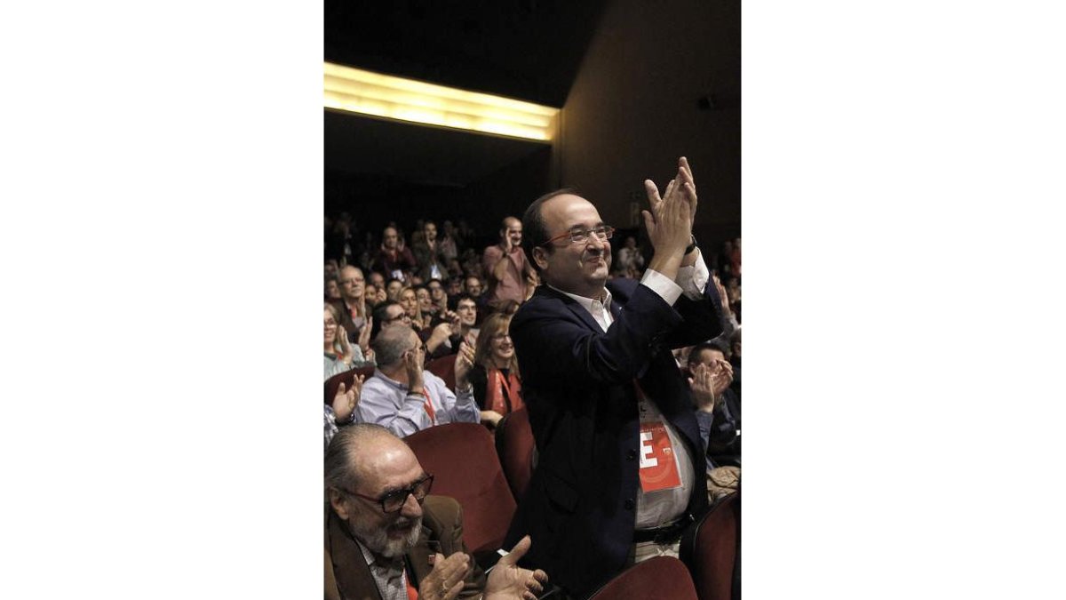 Miquel Iceta aplaude una intervención en el congreso. A. ESTÉVEZ