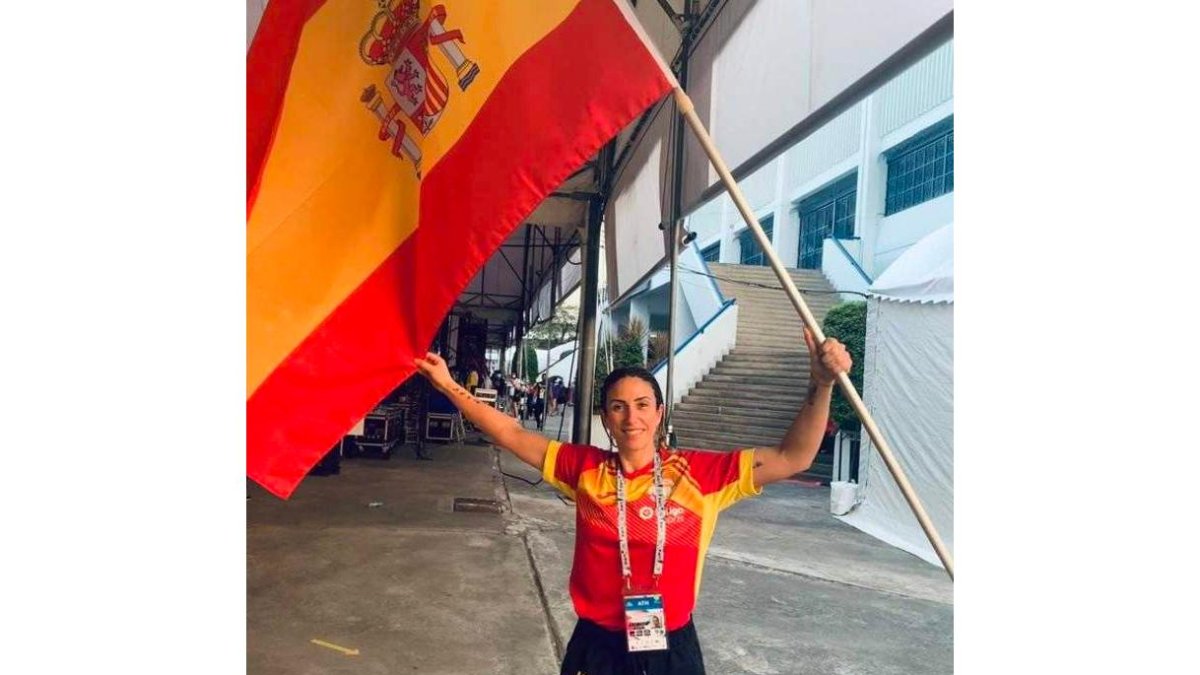 Yohanna, con la bandera de España en Tailandia. @YOHANNAALONSO13
