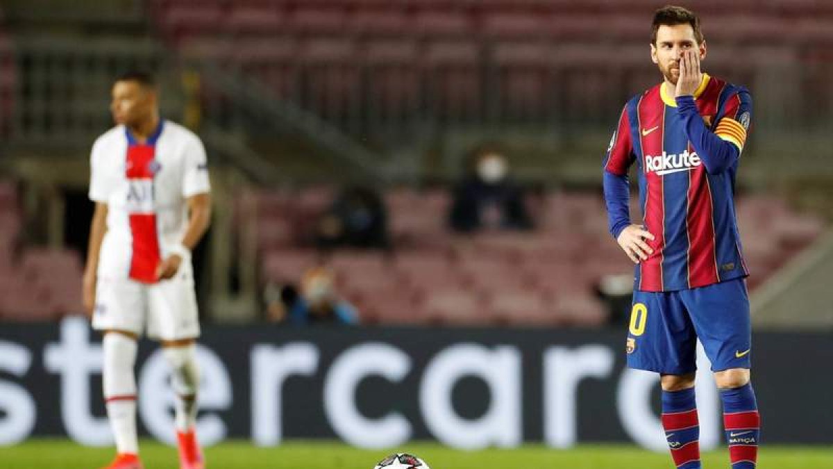 Messi, con gesto de resignación, se dispone a sacar tras uno de los goles del PSG. ALBERTO ESTÉVEZ
