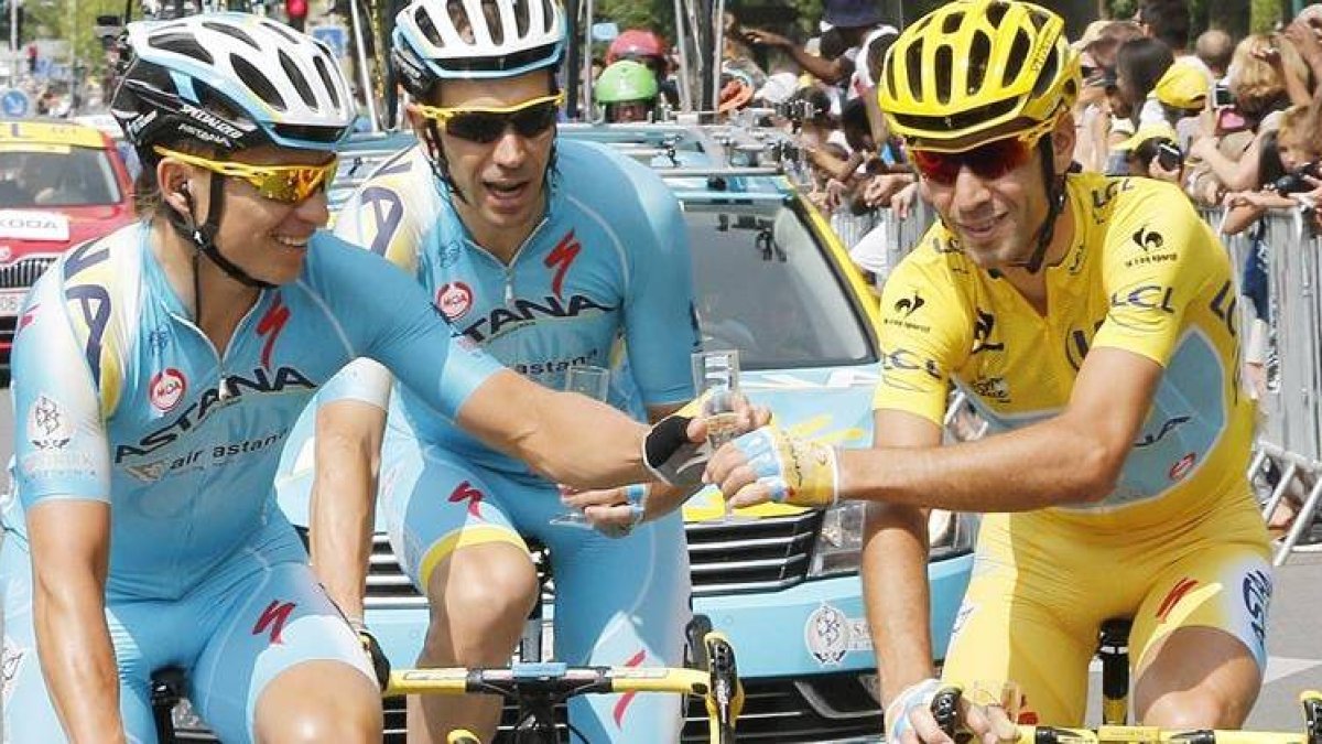 Vincenzo Nibali celebra su victoria en el Tour 2014 brindando con champán junto a sus compañeros de equipo.