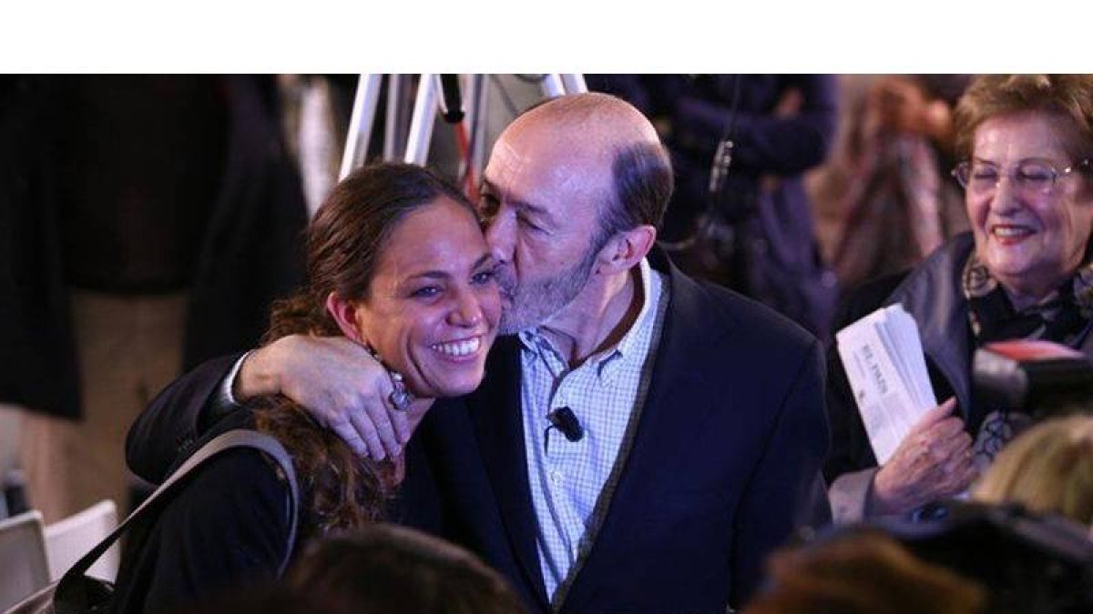 Alfredo Pérez Rubalcaba besa a una de las jóvenes que ha asistido al mitin del PSOE en Madrid, este viernes.