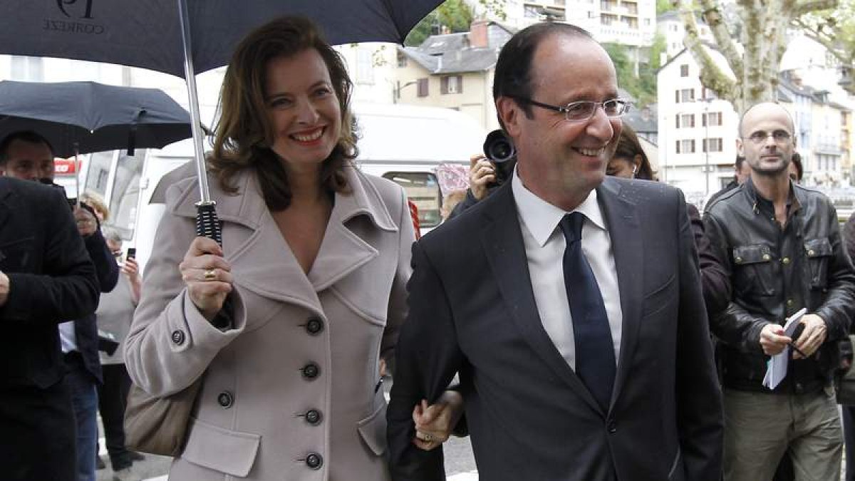 Hollande y su pareja, Valerie Trierweiler, visitan el mercado de Tulle.