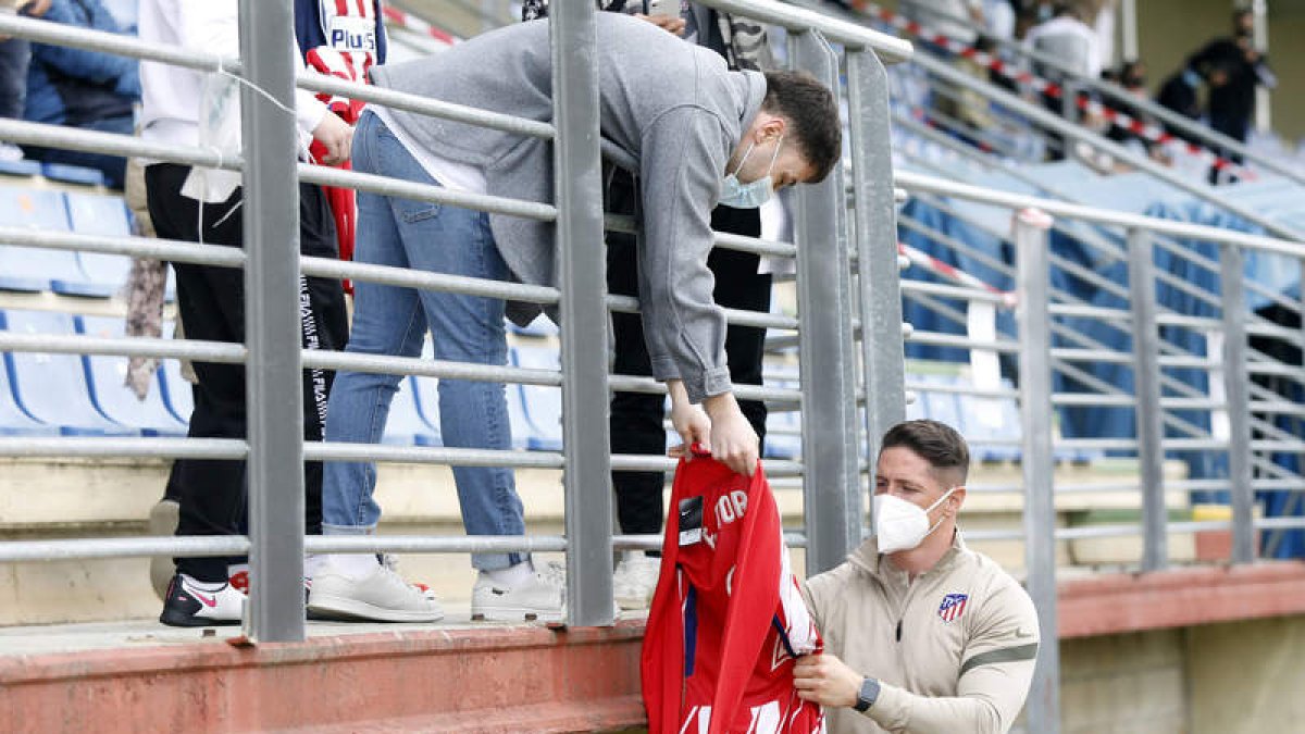 Fernando Torres fue la atracción del partido, firmando autógrafos a sus seguidores. MARCIANO PÉREZ