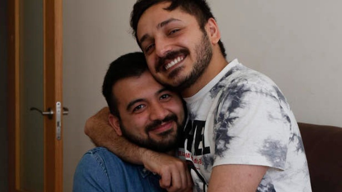Alí, sentado con camisa azul, e Isma, se abrazan para mostrar el amor que sienten el uno por el otro tras los tres años de miedo y rechazo vividos en Azerbaiyán. FERNANDO OTERO