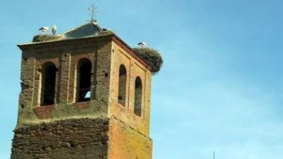 Detalle de la torre de la iglesia de Villamuñío.