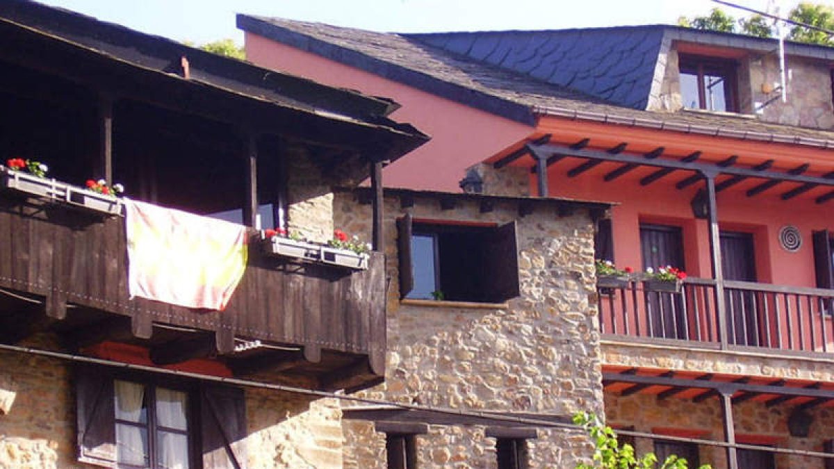 Fachada y comedor del centro de turismo rural O Palleiro.