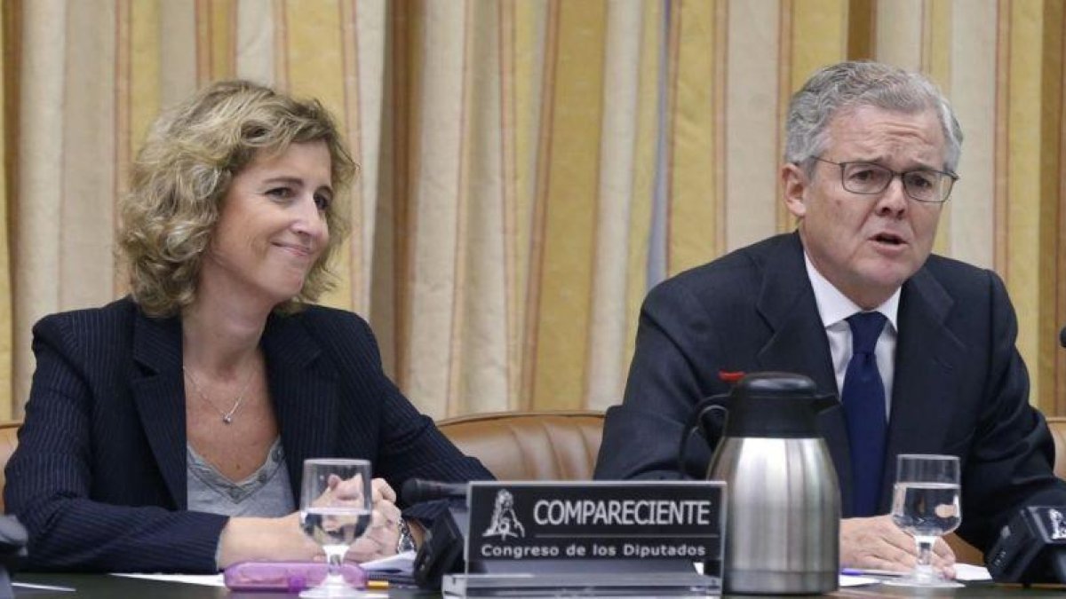 Ana María Martínez-Pina y Sebastián Albella, candidatos del Gobiernos a vicepresidente y presidente de la CNMV, en la Comisión de Economía del Congreso.