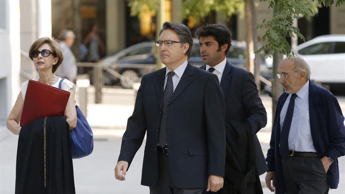 El expresidente de Afinsa Juan Antonio Cano y el exconsejero Albertino de Figuereido (dcha) a su llegada esta mañana a la Audiencia Nacional.