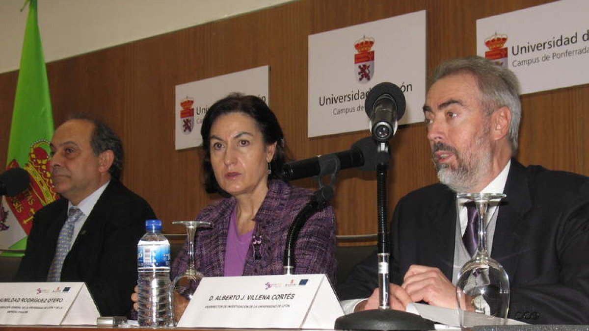 José Enrique Garzón, Humildad Rodríguez (Fgulem) y el vicerrector Alberto Villena, ayer.