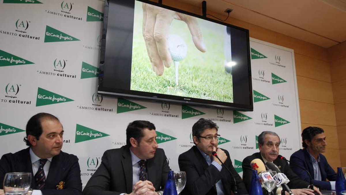 Óscar Campillo en el centro con responsables de la Federación de Golf y el director de El Corte Inglés.