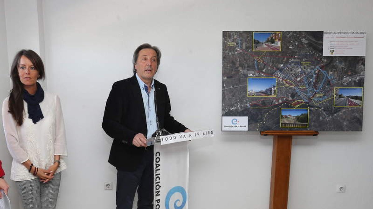 Pedro Muñoz, ayer al presentar el plan de movilidad, Biciplan 2020, con el mapa de la actuación.