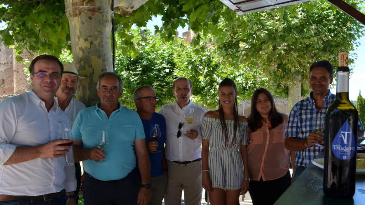 Un grupo de personas brinda con un vino de la cooperativa Ribera del Cea, de Valderas. MEDINA