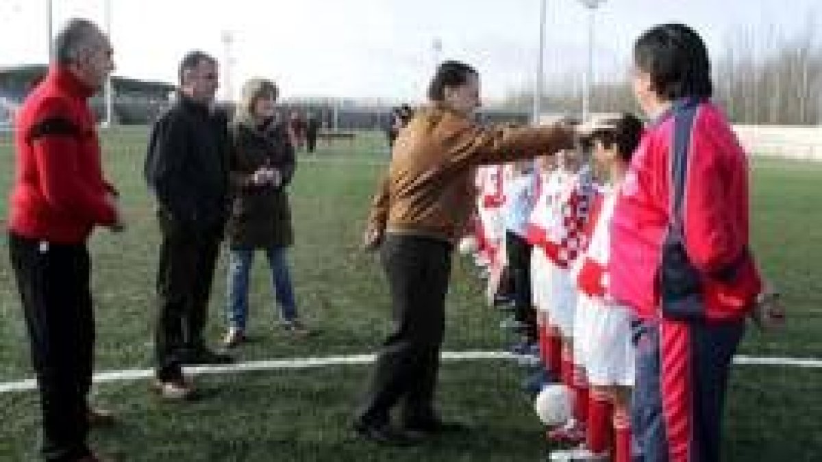 Amilivia saluda a los jugadores del Puente Castro durante la inauguración del campo artificial