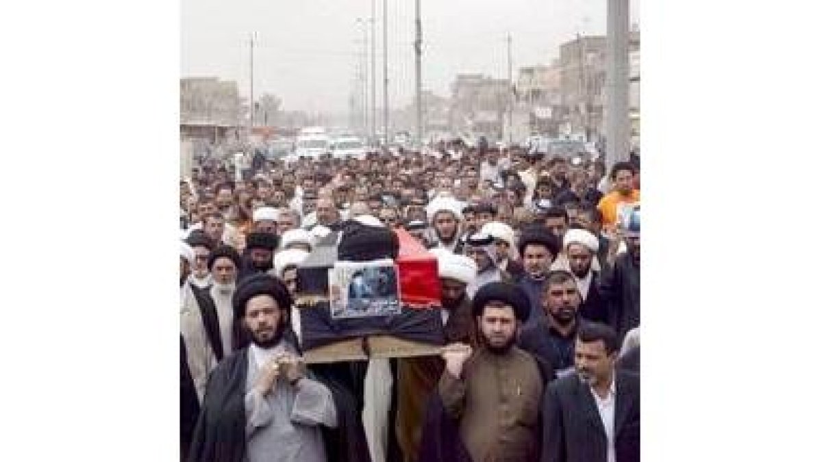 Partidarios del clérico radical chií Moqtada en el funeral de un miembro