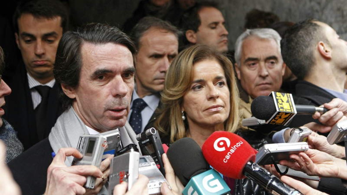 José María Aznar y Ana Botella a la salida de la capilla ardiente en la casa de Fraga.
