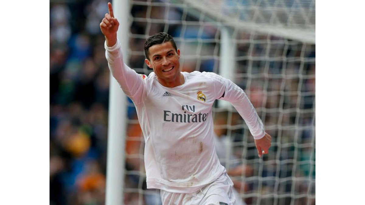 Cristiano Ronaldo celebra su segundo gol ante el Sporting de Gijón.