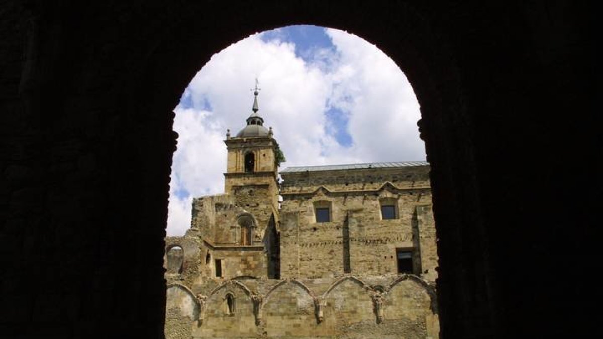 Imagen del monasterio de Carracedo. ANA F. BARREDO