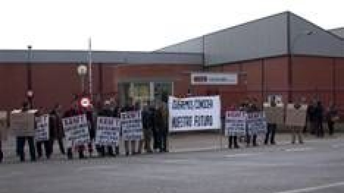 Los empleados de Kraft se manifestaron durante cuatro horas ante la factoría leonesa