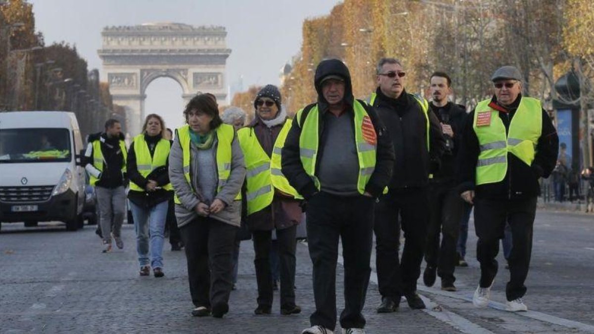 La protesta en los campos Elíseos de París, con el Arco de Triunfo al fondo.
