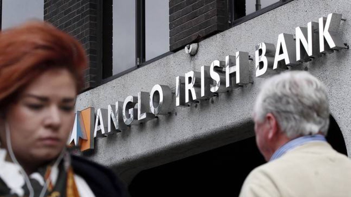 Dos viandantes pasan por delante de una agencia del Anglo Irish Bank, en Dublín, en septiembre del 2010.