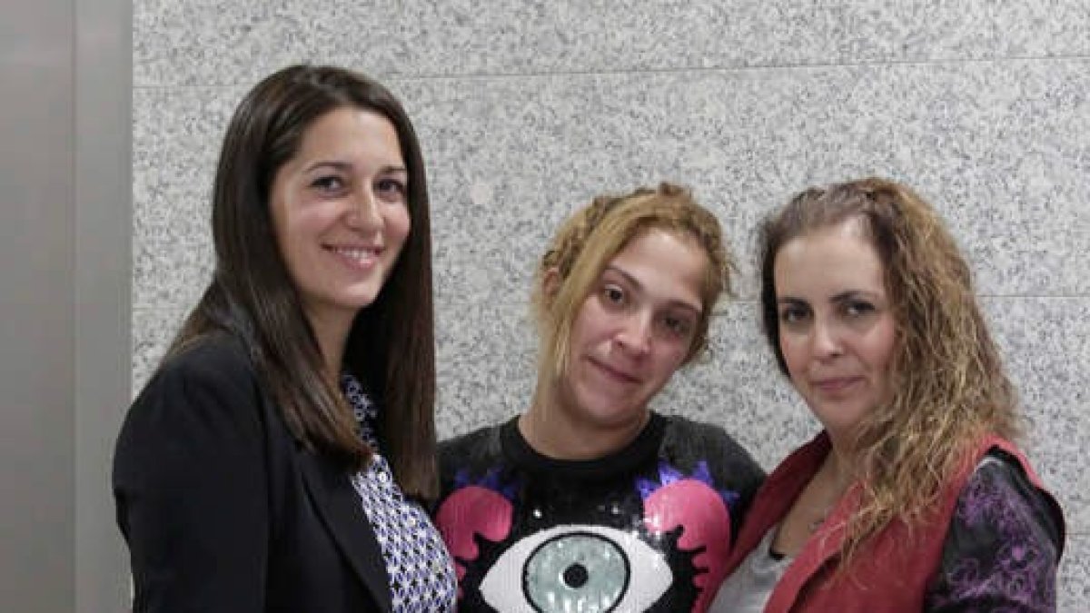 Irene Cazón, Carolina López y Laura González, presidenta e integrantes de Aladus. FERNANDO OTERO