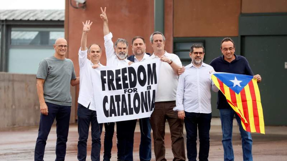 Los presos del ‘procés’ a su salida de la prisión con una pancarta en la que piden la libertad para Cataluña. QUIQUE GARCÍA