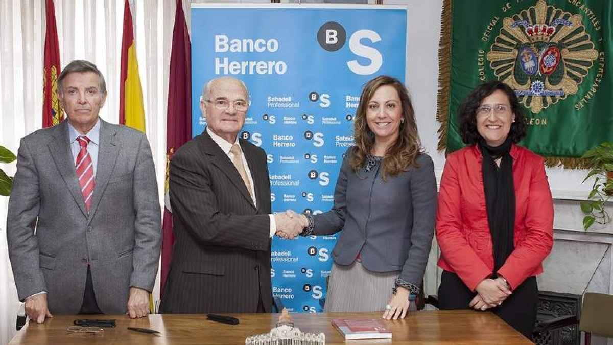 Pedro Rodríguez y Francisco Morán, por el Colegio, con Cristina Santos y Rosa Ana López, del Banco Herrero, en la firma.
