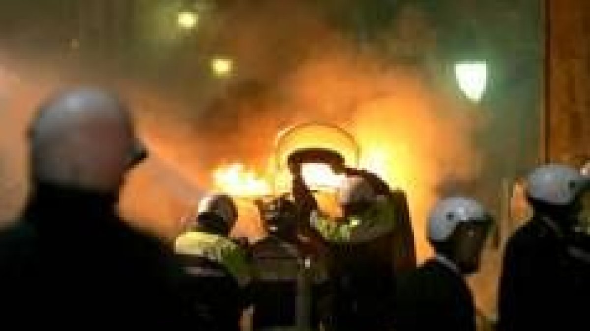 Agentes antidisturbios se protegen de los ataques de jóvenes el viernes por la noche en Salamanca