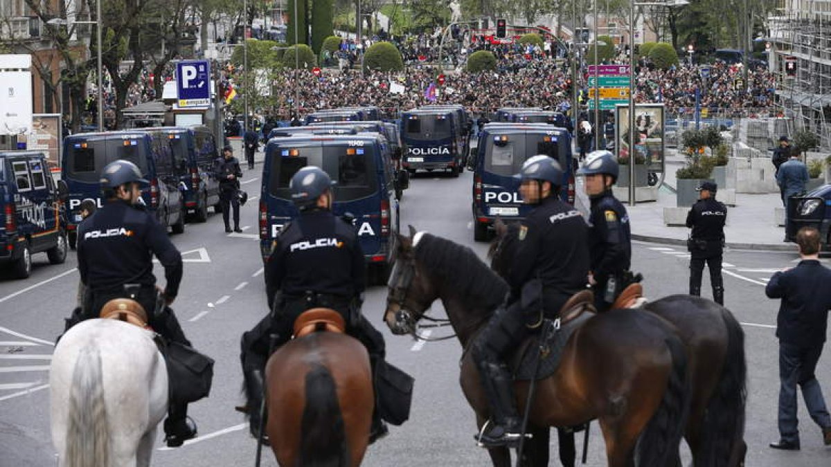 Efectivos de la Policía Nacional protegen los accesos al Congreso de los Diputados durante la protesta.