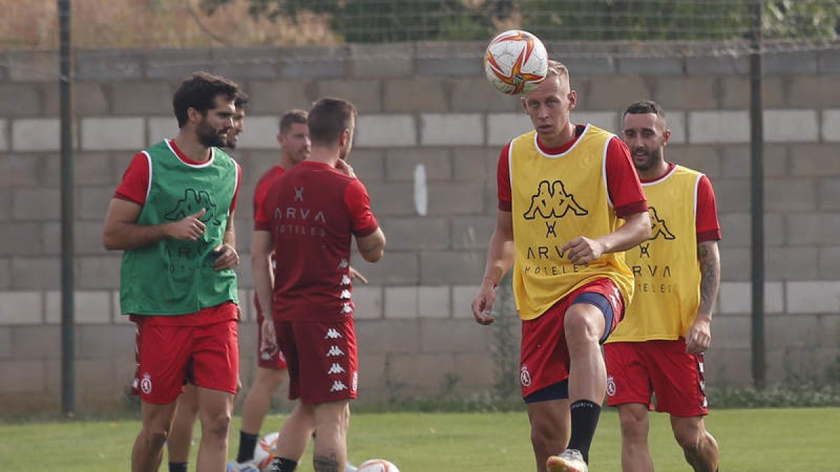 La Cultural se prepara con vistas al primer ensayo, hoy ante el Racing de Santander. FERNANDO OTERO