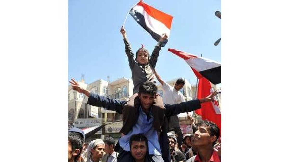 Yemeníes contrarios al régimen, en una manifestación.