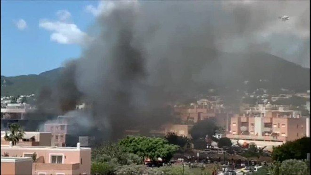 El inmueble, que ubica en la calle Jacinto Aquenza de la capital ibicenca, está siendo pasto de las llamas y genera un columna de humo visible desde toda la ciudad.