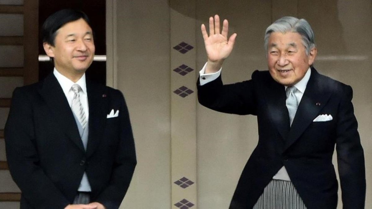El emperador Akihito, a la derecha, con el príncipe Naruhito, a la izquierda.