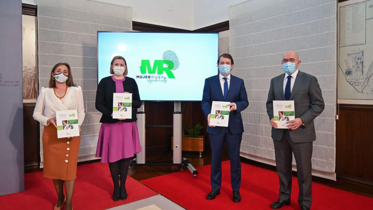 María González, Isabel Blanco, Alfonso Fernández Mañueco y Jesús Julio Carnero ayer en la presentación. DL