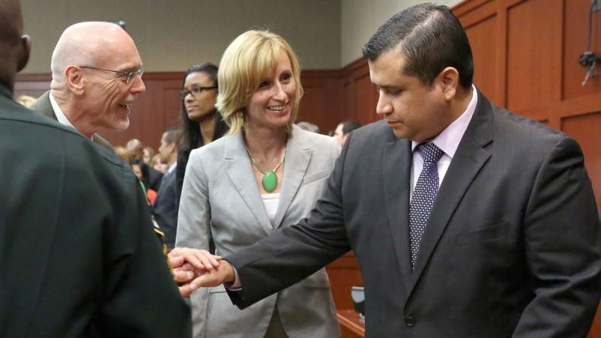 George Zimmerman (derecha) recibe la enhorabuena de su equipo de abogados.