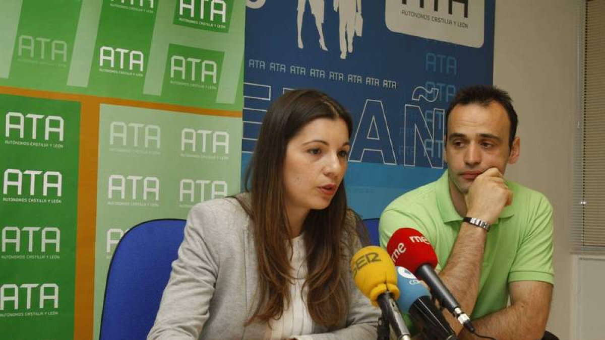 Soraya Mayo y Pedro Lechuga, ayer durante la presentación del acuerdo de colaboración.