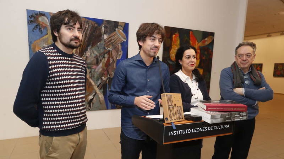 El diputado de Cultura junto a los miembros del jurado de los premios Libro del Año, de 2018.