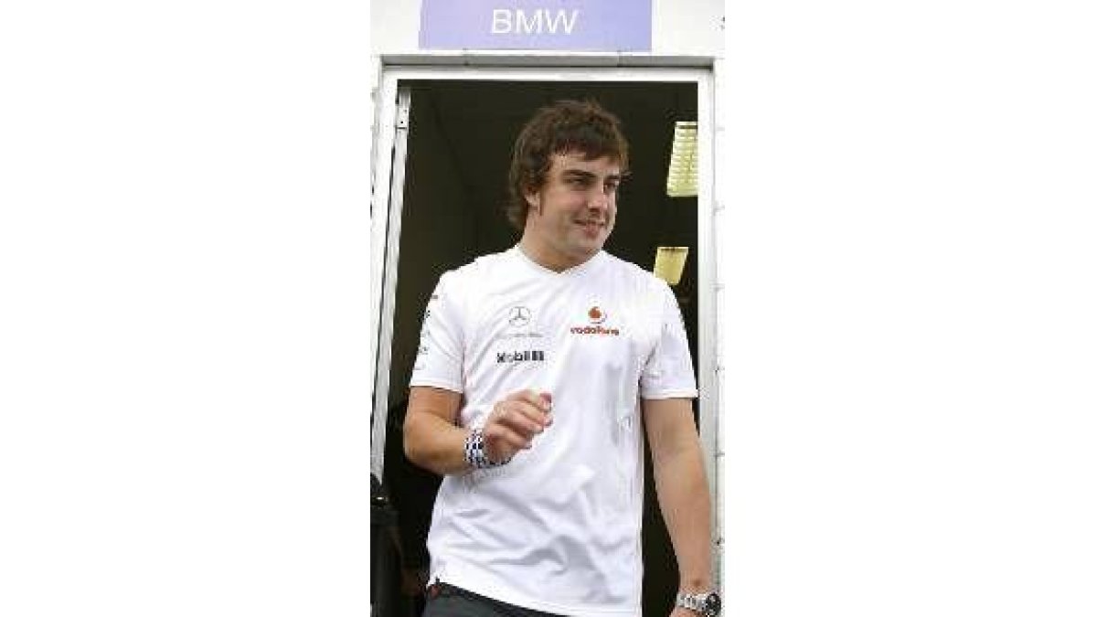 Fernando Alonso sale de la cocina de BMW tras la carrera de Brasil