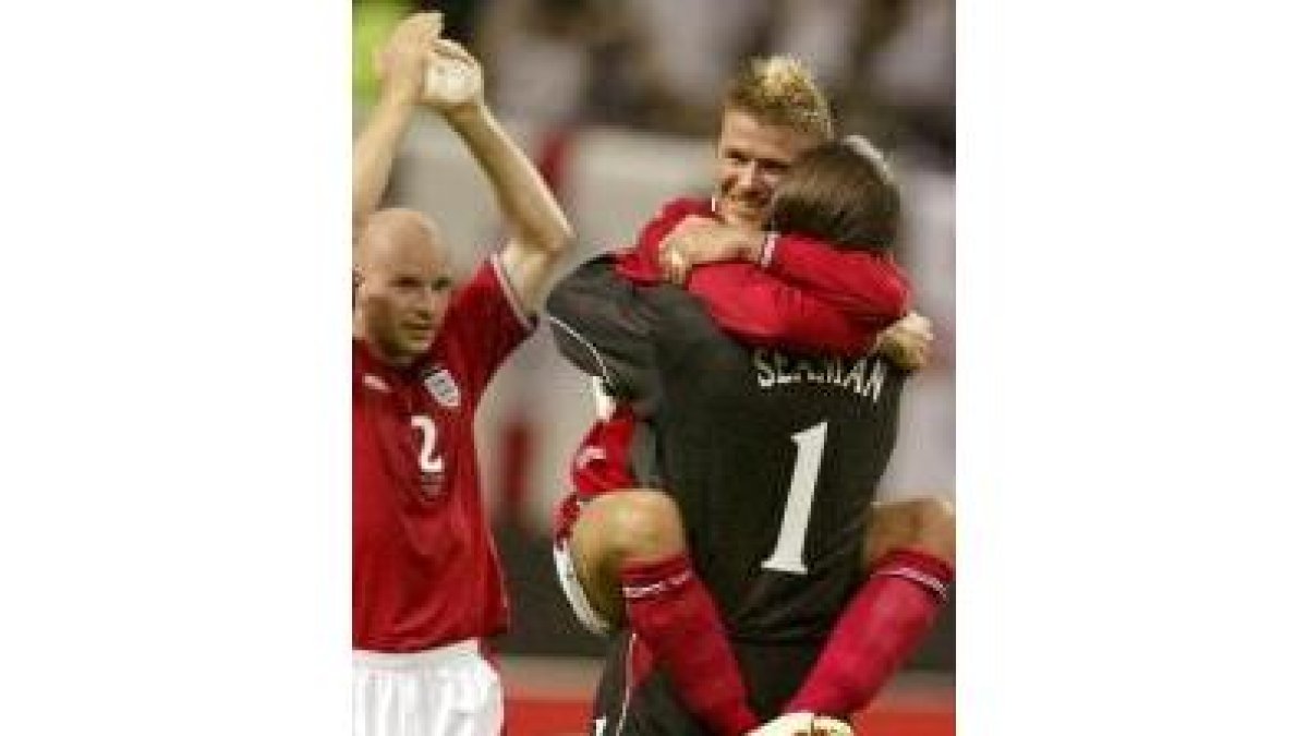 Beckham celebra con el portero Seaman el triunfo inglés ante Argentina